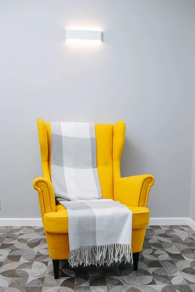 Duvarında Ekose Kumaş Olan Rahat Sarı Bir Sandalye Yüksek Kalite — Stok fotoğraf