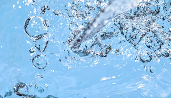 Acqua Con Bolle Aria Nei Toni Del Blu Chiaro Primo — Foto Stock