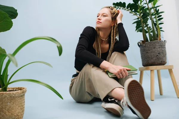 Klidná Přemýšlivá Mladá Žena Stylovými Blond Afro Copánky Přes Modré — Stock fotografie