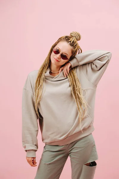 Mujer Joven Bastante Sonriente Gafas Sol Estrechas Con Elegantes Trenzas —  Fotos de Stock