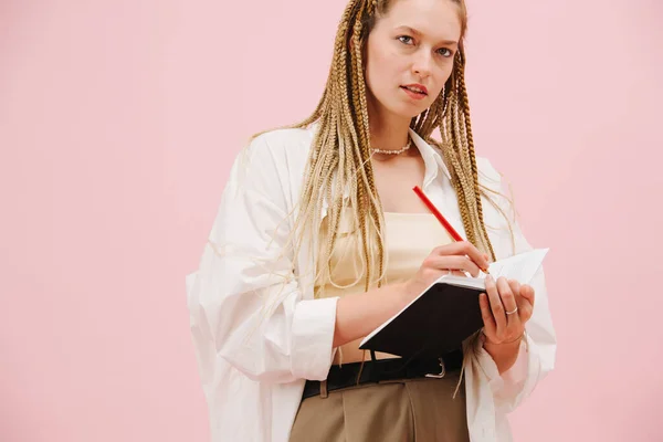 Mujer Joven Entusiasta Con Elegantes Trenzas Afro Rubias Escribiendo Cuaderno —  Fotos de Stock