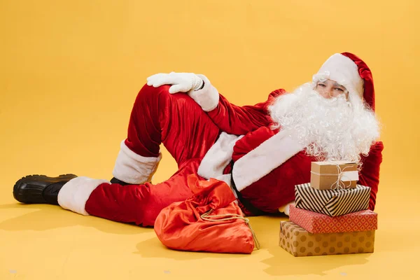 Wesoły Święty Mikołaj Leżący Śmiesznej Pozie Odizolowany Żółtym Tle Koncepcja — Zdjęcie stockowe