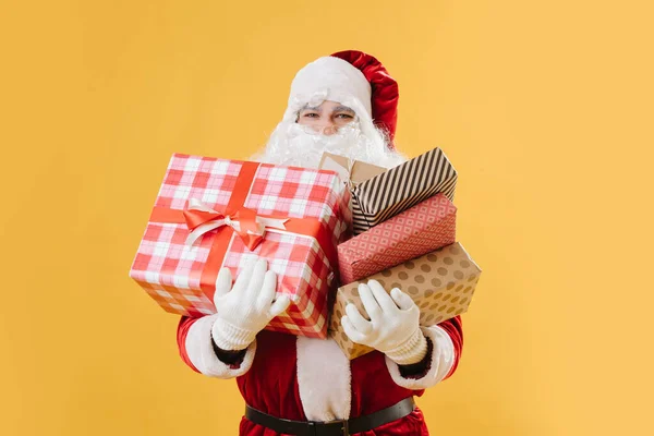 Radostně Spokojený Santa Claus Stojící Rukama Plnýma Zabalených Dárkových Krabic — Stock fotografie