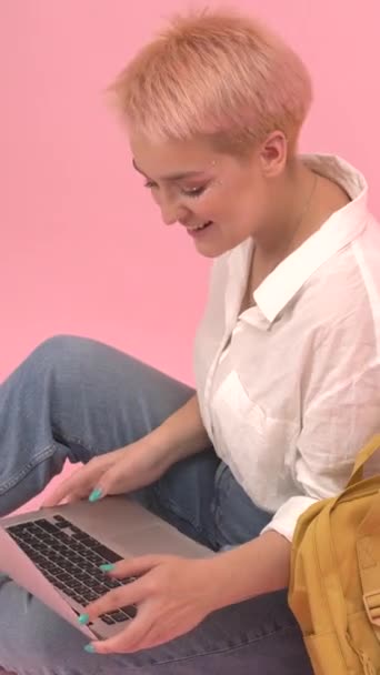 Young Woman Short Dyed Blond Hair Working Laptop She Wears — Stock Video