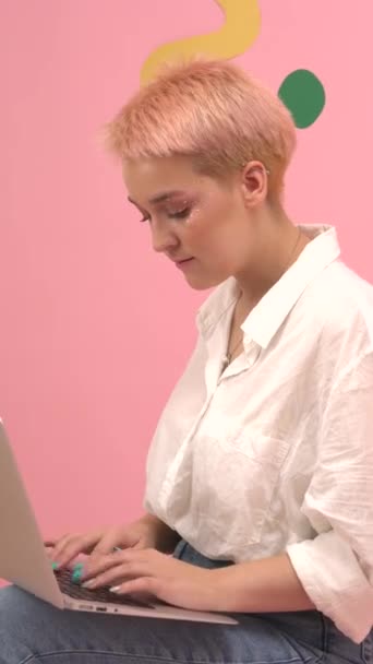 Smiling Young Woman Short Dyed Blond Hair Typing Laptop She — Stock Video