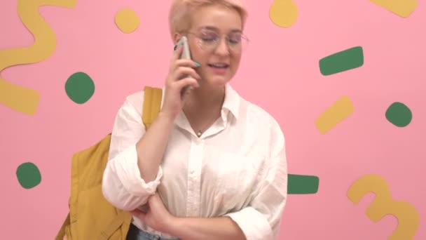 Student Krátkými Obarvenými Blond Vlasy Kulatými Brýlemi Tlachal Mluvil Telefonu — Stock video