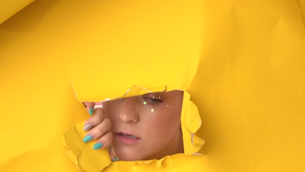 Young Woman Appears Smiling Disappearing Hole Big Sheet Cramped Yellow — Stock Video