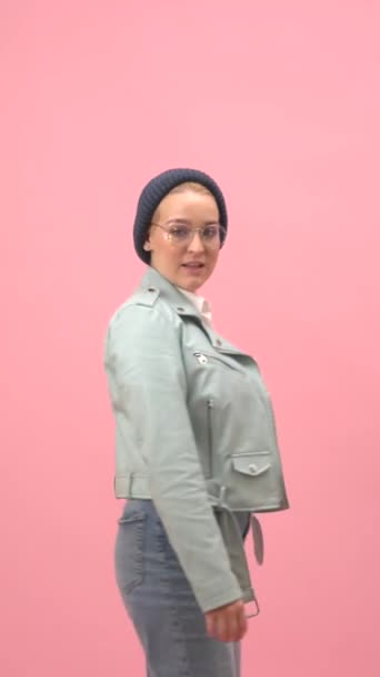 Mladá Žena Eko Aktivistka Čepici Kulatých Brýlích Zkříženýma Nohama Praporem — Stock video