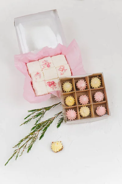 Şekerlerin Kompozisyonu Üst Üste Kutuda Paketlendi Beyaz Yüzey Üzerinde Üst — Stok fotoğraf