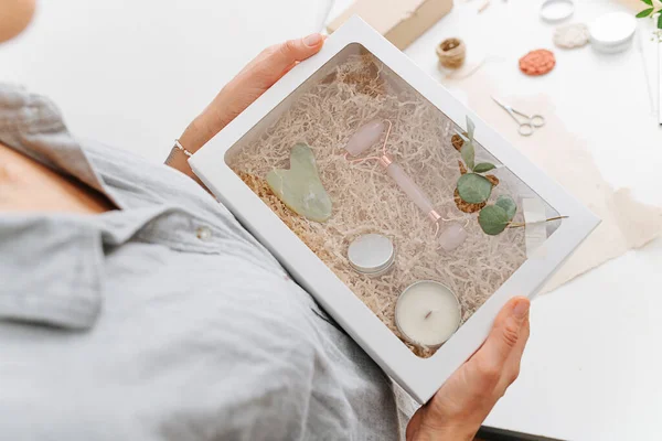 Vrouw Met Kartonnen Doos Met Ronde Kaarsen Metalen Behuizing Gua — Stockfoto