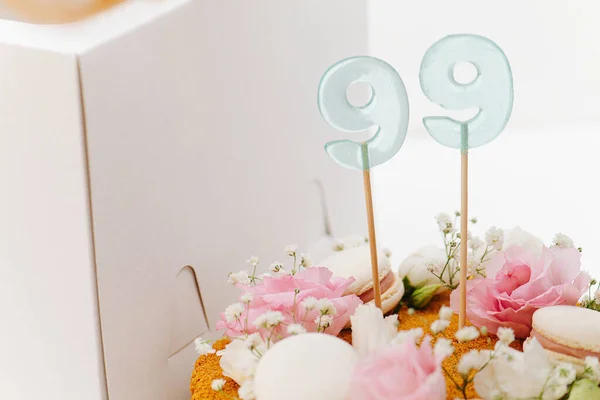 Beyaz Kutunun Yanında Çiçekli Badem Kurabiyeli Bir Ballı Pasta Resmi — Stok fotoğraf