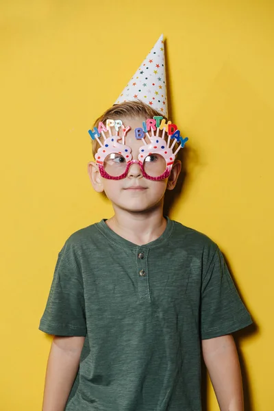 壁の前に立つ恥ずかしがり屋の10歳の誕生日の少年の肖像画 — ストック写真