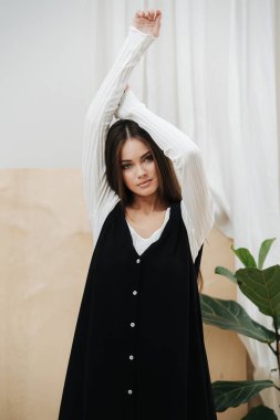 Bir fotoğraf için poz veren güzel bir kadının portresi.