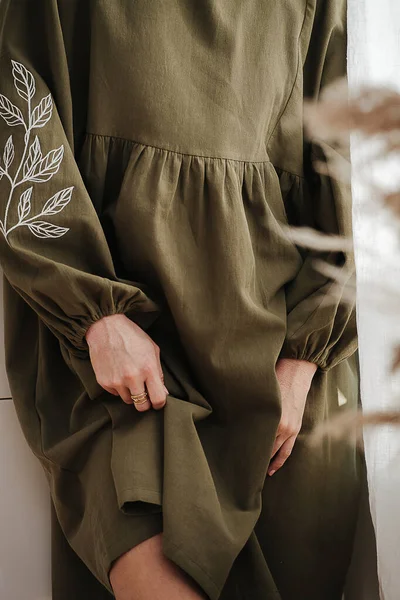 Burlas mujer tirando ligeramente vestido de oliva hasta, mostrando la rodilla. Sin cabeza.. — Foto de Stock