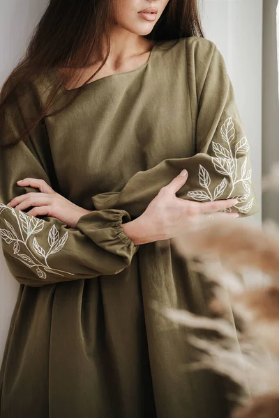 Imagen recortada de una mujer sensual en un vestido de oliva con las manos cruzadas — Foto de Stock