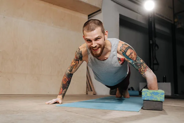 Vrolijke armloze man training, push-ups doen met behulp van blokken — Stockfoto