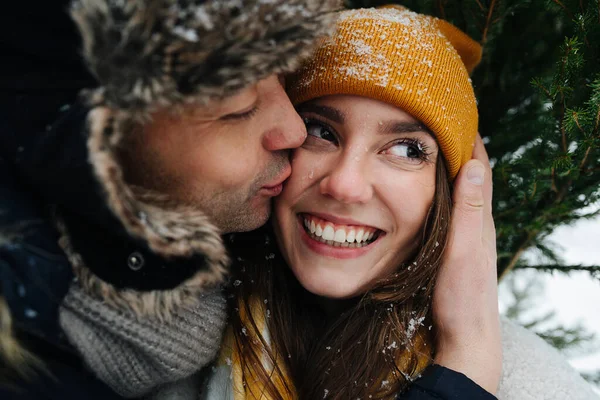 Pelukan yang lembut dan ciuman dari pasangan yang jatuh cinta — Stok Foto