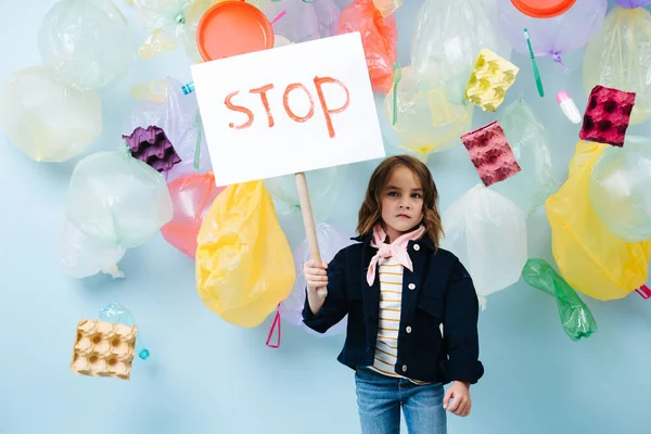 Niña eco activista, con una pancarta en las manos y el tope de inscripción — Foto de Stock