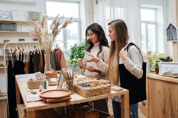 Fermer jeunes femmes debout dans la boutique écologique choisir entre les produits cosmétiques — Photo