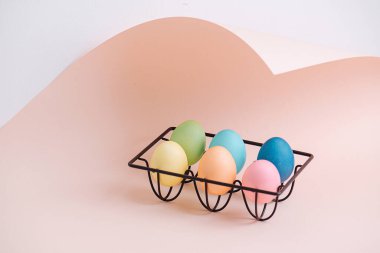 Siyah bir stantta çok renkli Paskalya yumurtaları