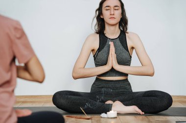 Serene eğitmeni yoga yapıyor, meditasyon yapan gözler kapalı. Tütsü yakma çubuğu