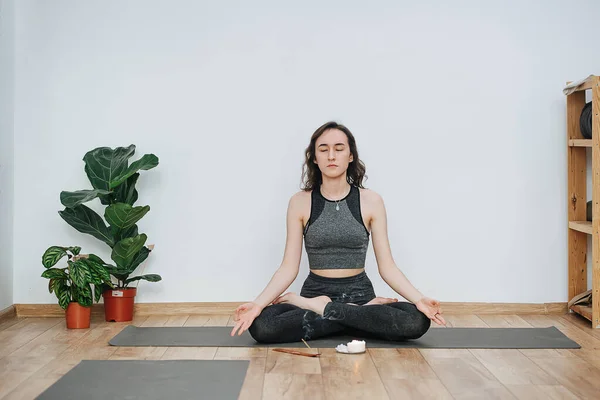 Femme tranquille pratiquant le yoga, méditant en plein lotus asana, les yeux fermés — Photo
