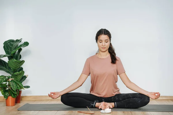 Femme paisible pratiquant le yoga, méditant en papillon asana, les yeux fermés — Photo