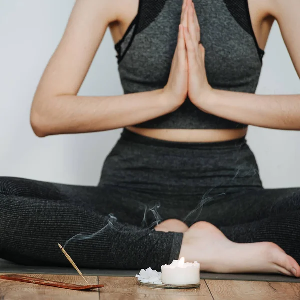 Медитуючи з об'єднаними руками, жінка-інструктор практикує йогу. Голова обрізана . Ліцензійні Стокові Фото