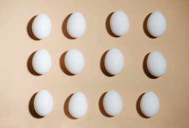 Yukarıdan bej arkaplan görünümlü 12 yumurta