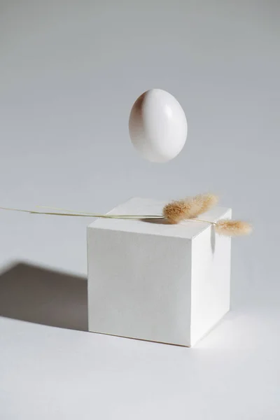 Mosca huevo de Pascua decorado con cubo blanco y espigas secas —  Fotos de Stock