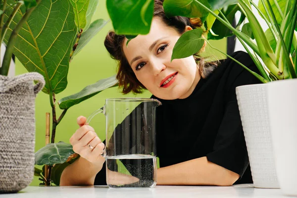 国内植物の鉢の中に水のカフェの女の子の肖像画 — ストック写真