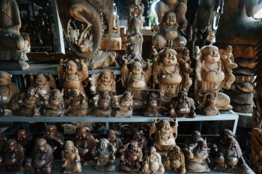 BALI, İNDONEZYA - 12 Şubat 2020 Asya ahşap hatıra tezgahı