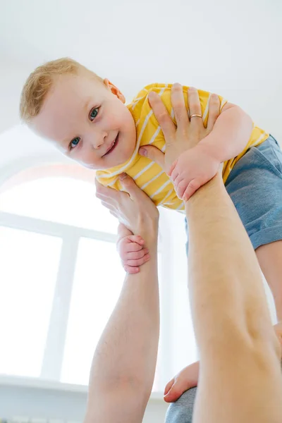 Little boy in his fathers arms, view from the bottom up — Stock Photo, Image