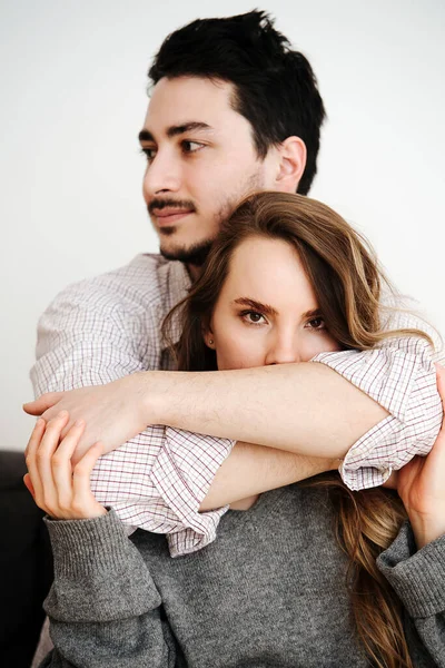 Pareja en amor acaricia al hombre detrás de la mujer cubriendo sus labios con sus manos — Foto de Stock