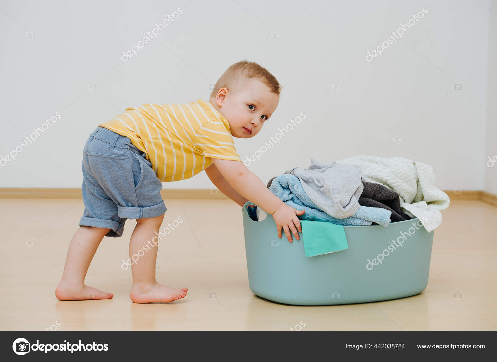 Pequeño niño empuja cesta con ropa limpia después de lavar: fotografía de  stock © zzzdim #442038784