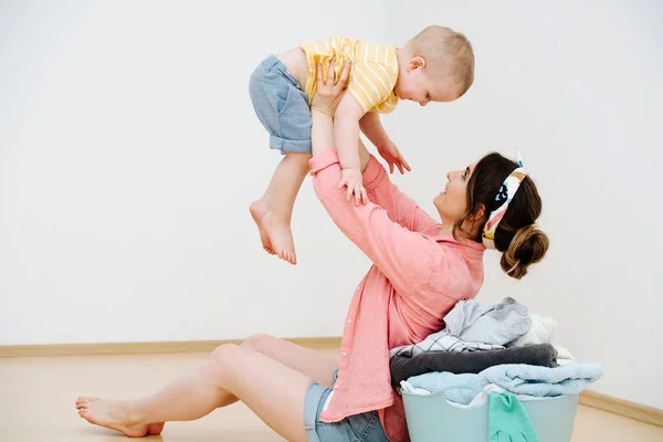 Mom took a break to play with her son — Stock Photo, Image