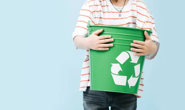 Primer plano de un cubo para reciclar residuos en manos de un niño —  Fotos de Stock