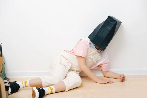 Jeune fille cachée des problèmes en mettant un sac sur sa tête — Photo