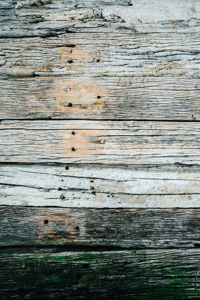 Oude verweerde houten balkenwand met roestige spijkergaten erin — Stockfoto