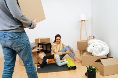 Baba, anne ve çocuğun eğlendiği odaya kutu getirir.