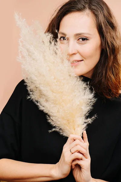 Encantadora mulher de meia idade sorrindo para a câmera por trás do brunch de cereal fofo — Fotografia de Stock