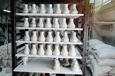 Çömlekçilik atölyesi. Boş vazolar raflarda boş yer ararlar.