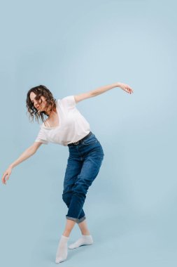 Çizgide yürüyen, bacak bacak üstüne atan çağdaş bir dansçı.