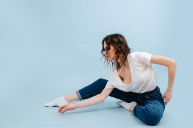 Çağdaş bir dansçı, yarı kelebeğin içinde oturuyor ve vücudunu indiriyor.