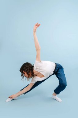 Esnek çağdaş dansçı vücudunu yay ile katlıyor.