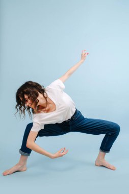 Mutlu modern dansçı dönüşümlü vücut, düz bükülmüş kol.