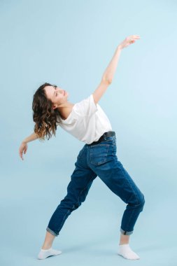 Artistik çağdaş dansçı kendini geriye doğru eğiyor, hareketler gibi dalgalar yapıyor..