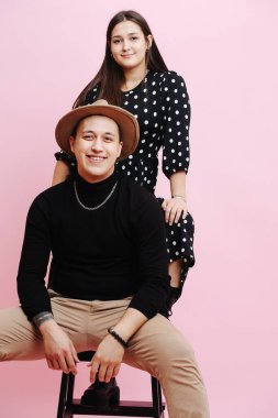 Şapkalı bir adam ve güzel elbiseli bir kadın portresi, gülümsüyorlar.. 