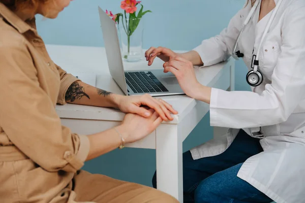 Paciente Consultorio Médico Esperando Que Escriba Historia Paciente Sobre Fondo —  Fotos de Stock