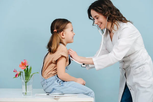 Agradable Joven Doctora Examinando Niña Social Feliz Con Estetoscopio Vista —  Fotos de Stock